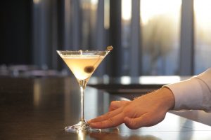 Aperitivo con cocktail in terrazza con piscina Hotel VIU Milan
