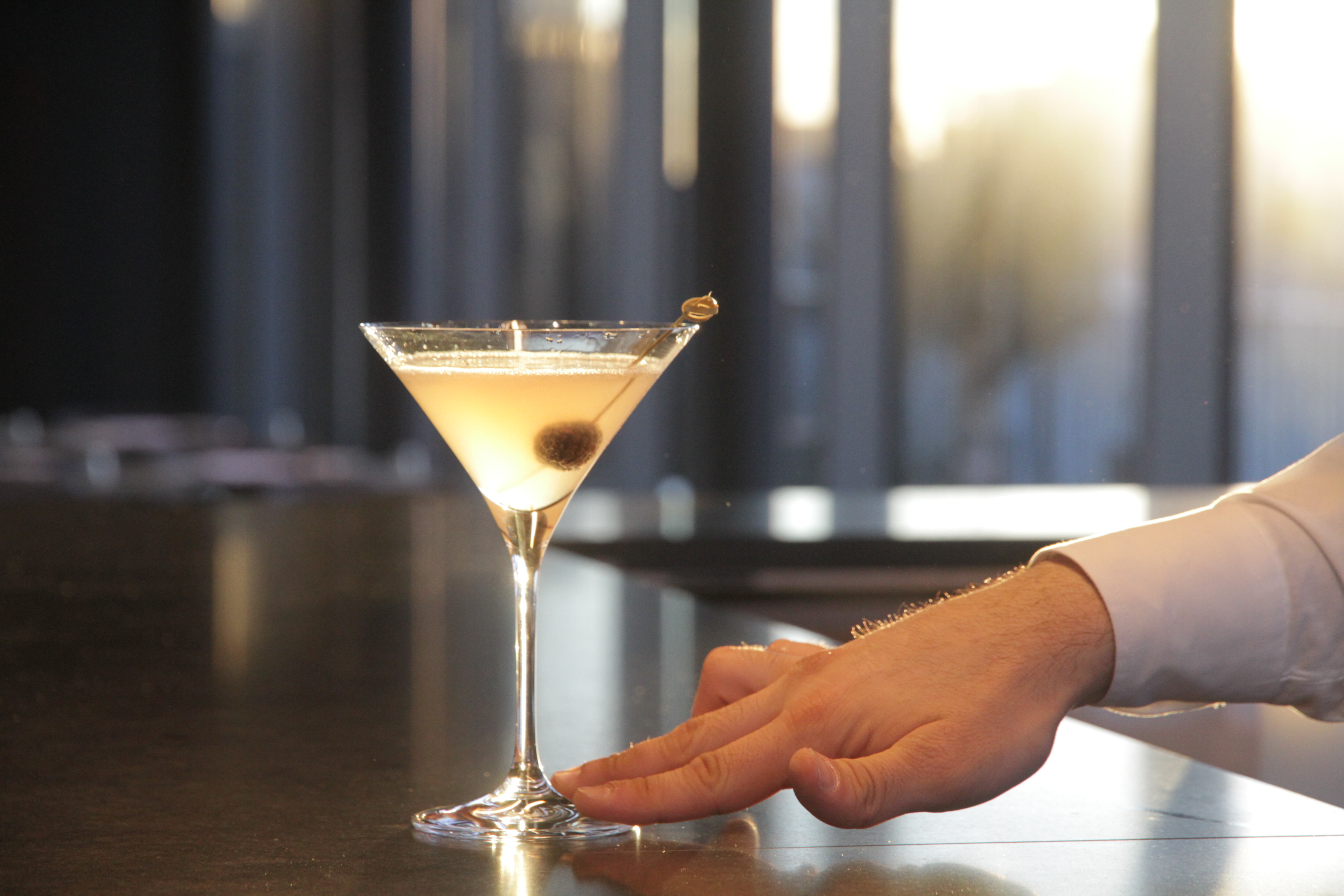 Aperitivo con cocktail in terrazza con piscina Hotel VIU Milan