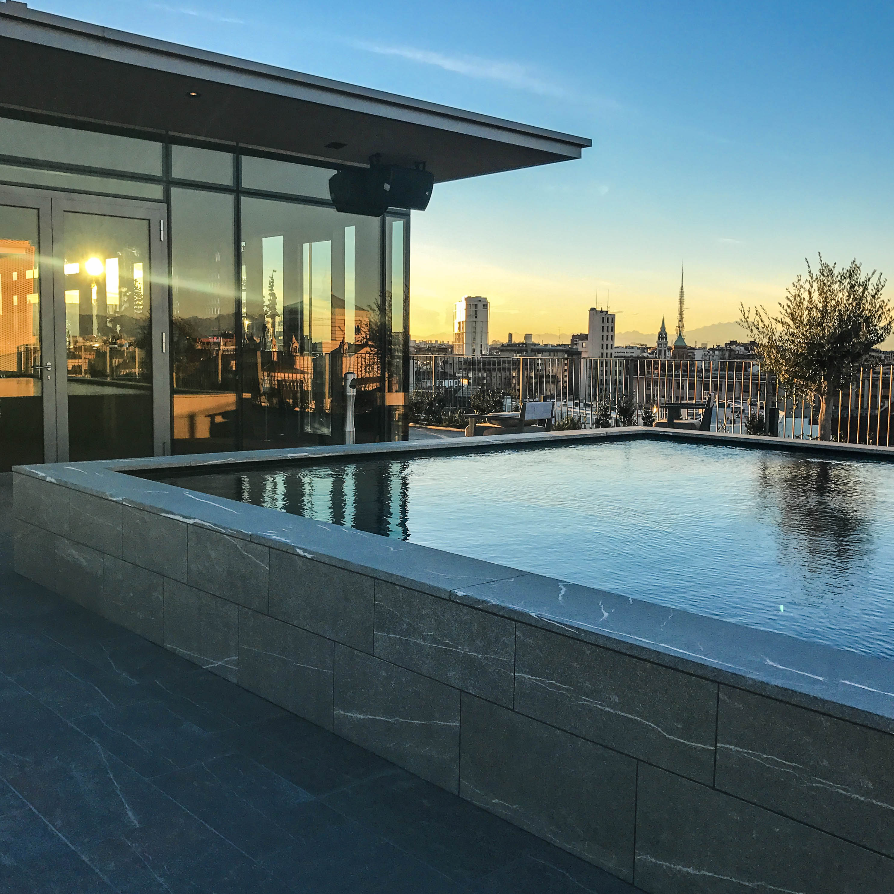 Bleisure Milano terrazza con Piscina hotel VIU Milan